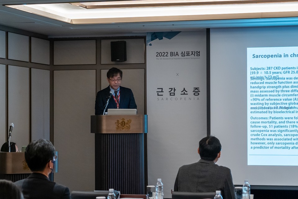 일본 도호대학 사쿠라 메디컬 센터 Ohashi Yasushi 연구자가 ‘2022 BIA 심포지엄 X 근감소증’에 연자로 참석해 체성분분석기 인바디를 사용한 신장내과 영역 Sarcopenia 진단의 임상적 의의에 대해 설명하고 있다. [사진=인바디]