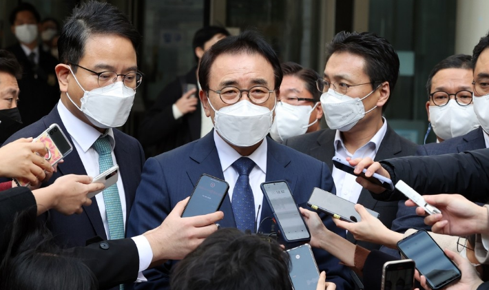 신한은행 채용비리 혐의를 받는 조용병 신한금융지주 회장이 2021년 11월 22일  오후 서울 서초구 서울고등법원에서 열린 항소심 선고 공판을 마친 뒤 나오고 있다. [사진=연합뉴스]