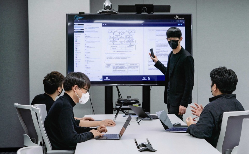 SK텔레콤은 국제전기통신연합 전기통신표준화 부문(ITU-T)의 SG(Study Group) 11에서 자사가 제안한 ‘안정적인 UAM 서비스를 구현하기 위한 UAM 연동 구조와 방식’이 표준 과제로 승인되었다고 8일 밝혔다. [사진=SK텔레콤]