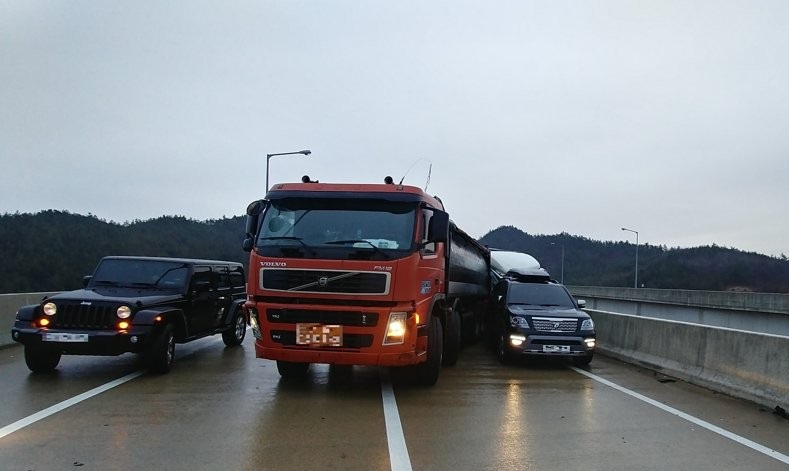 전남 장흥군 남해고속도로 장동2터널에서 블랙아이스로 일어난 차량 충돌사고 장면 [사진=연합뉴스]