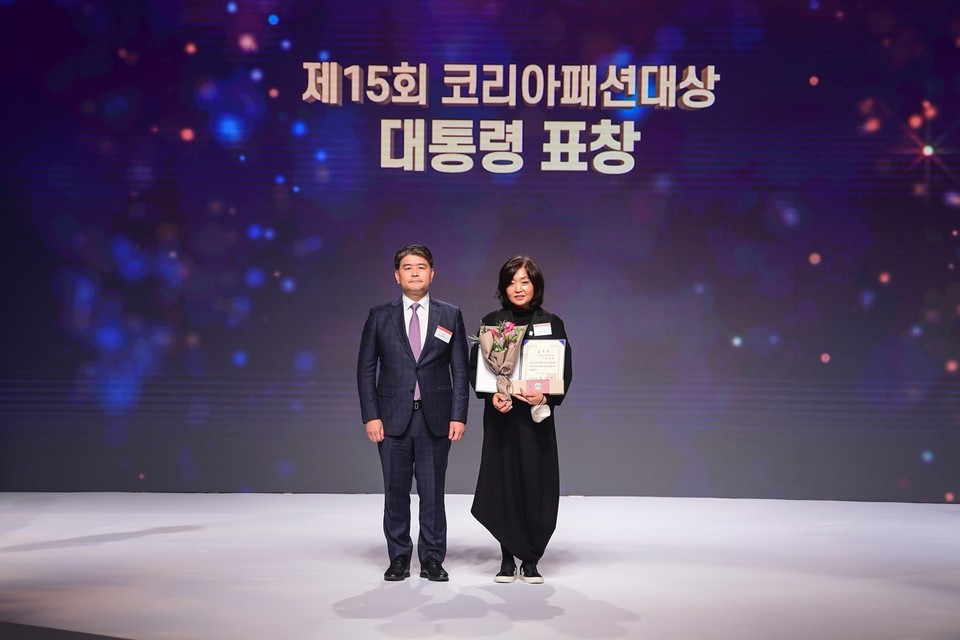 이날 수사장자인 코오롱FnC의 CSO 한경애 부사장은 지난 2012년 국내 최초 업사이클링 기반 패션 브랜드 ‘래코드(RE;CODE)’를 론칭하며 패션업계에 지속가능성의 화두를 던진 바 있으며, 이후 지금까지 10년 간 끊임없이 패션 재고를 활용한 지속가능 솔루션을 제시해왔다. [사진=코오롱FnC]
