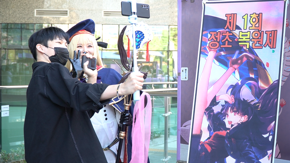 올해 9월 넷마블 사옥에서 진행됐던 '페이트/그랜드 오더' 유저들의 감사 이벤트. 2021년부터 시작된 게임사의 운영과 확률형 아이템에 대한 이슈에서 가장 맨 처음 있었던 사건이었으나, 지금은 유저와 운영진과의 화합으로 업계에  좋은 선례로 남게 되었다. [사진=권찬욱 기자]