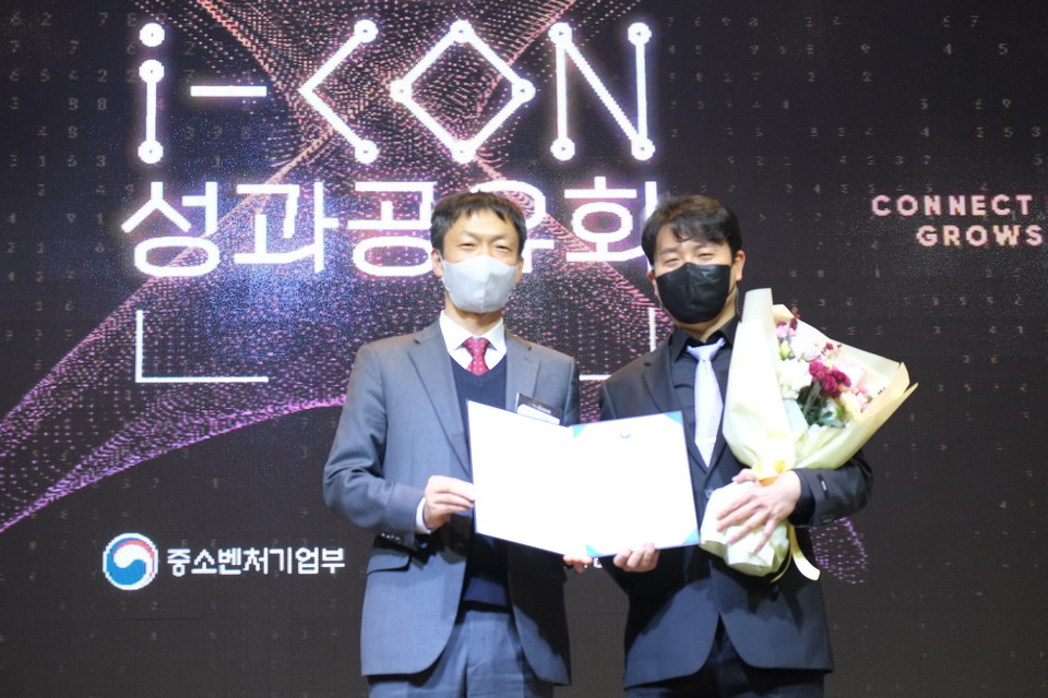 박지환 씽크포비엘 대표가 중소기업의 혁신성장과 협업적 분업 생태계 조성에 앞장선 공을 인정받아 15일 이영 중소벤처기업부 장관 표창을 수상했다. [사진=씽크포비엘]