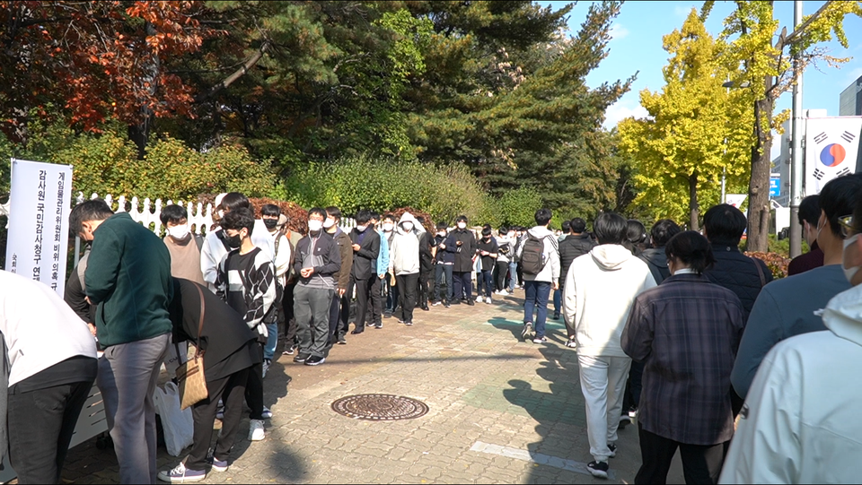 GMS 논란에 대한 국민감사 서명 청원당시 국회앞 현장 상황. 이날 오후 1시부터 오후 7시까지 약 5400여명이 긴줄을 기다리며 서명에 나섰다. [사진=권찬욱 기자]