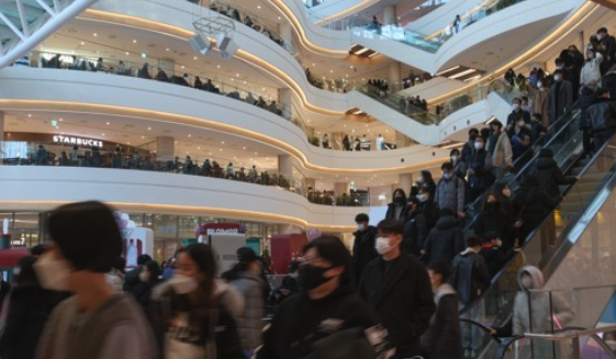 12월 연말 영등포의 한 대형 쇼핑몰에는 시림들이 붐비고 있다. [사진=연합뉴스]