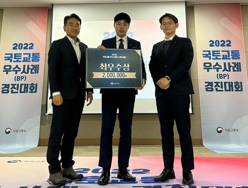 서울시 종로구 SGI서울보증 본사에서 문봉기 SGI서울보증전략영업본부장(왼쪽)과 주건군 중국은행 서울지점 대표(오른쪽)가 지난 19일 ‘SGI서울보증-중국은행 MOU 업무협약’ 체결 후 기념촬영을 하고 있다.[사진=주택도시보증공사]