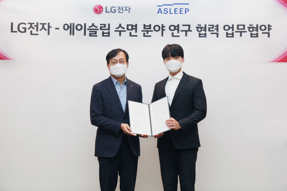  LG전자가 서울 금천구에 위치한 LG전자 가산R&D캠퍼스에서 LG전자 H&A연구센터장 오세기 부사장(사진 왼쪽), 에이슬립 이동헌 대표가 참석한 가운데 ‘수면 분야 연구 협력’을 위한 업무협약(MOU)을 체결했다고 26일 밝혔다.[사진=LG전자]