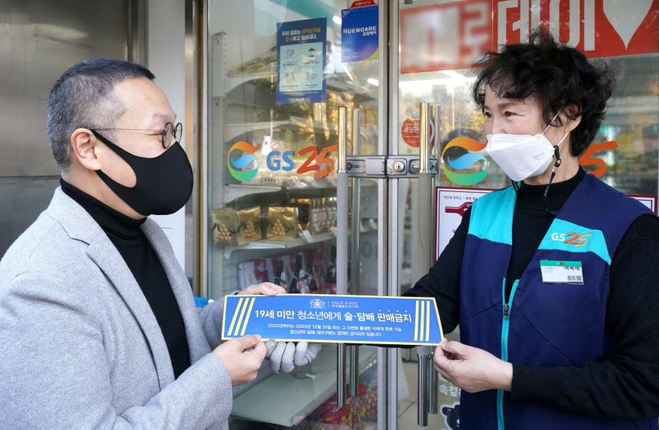 백영재 한국필립모리스 대표가 여의도 인근 소매점을 직접 방문해 청소년 흡연 예방 캠페인의 중요성을 강조하고 점주들의 적극적인 참여를 독려하고 있다. [사진=한국필립모리스]
