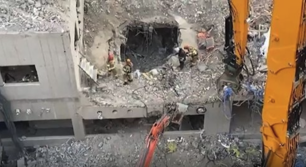 지난 1월 광주 화정 아이파크 붕괴 사고 현장. 건물 내부가 훤히 보일 만큼 커다랗게 뚫린 구멍 등이 찍혀있다. [사진=연합뉴스]