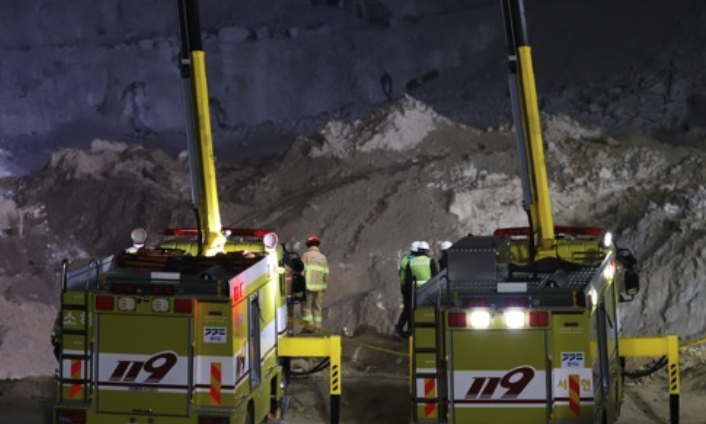 지난 1월 소방당국과 경찰이 오후 경기 양주시 은현면 도하리에 위치한 채석장 붕괴·매몰사고 현장에서 실종자를 수색하고 있다. [사진=연합뉴스]