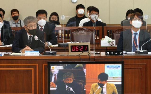 지난 11월 오후 강원 춘천시 강원도의회에서 강원중도개발공사(GJC)를 대상으로 한 행정사무 감사를 진행했다. 송상익 GJC 대표이사, 윤인재 강원도 산업국장 (사진 왼쪽부터) [사진=연합뉴스]