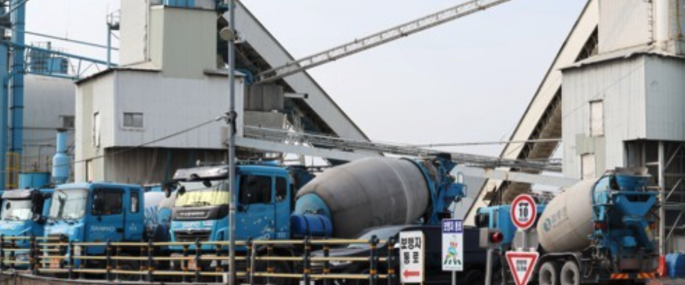 코로나19와 러시아의 우크라이나 침공 사태로 전 세계 원자재 공급이 불안정해지며 건설 현장의 주요 자재 가격이 껑충 뛰고 있다 [사진=연합뉴스]