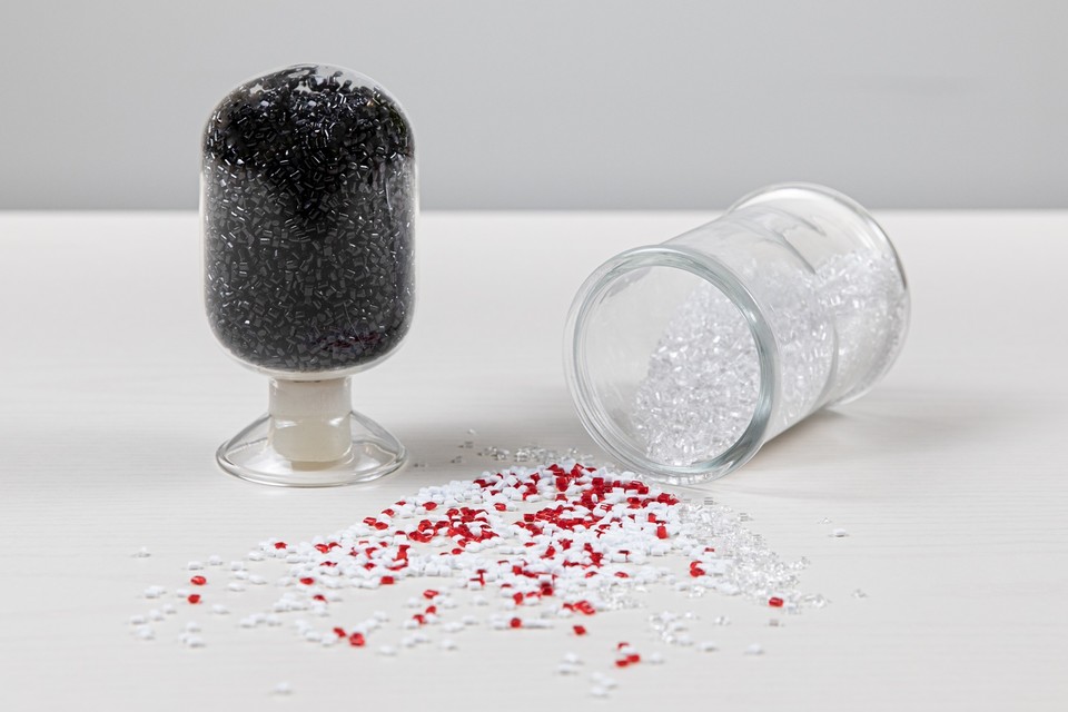 삼양그룹의 화학, 식품 계열사 삼양사는 지난 28일 소비자 사용 후 재활용한 재생 폴리카보네이트(PCR PC, Post-Consumer Recycled Polycarbonate) 원료가 90% 이상 함유된 친환경 폴리카보네이트(PC)를 국내 최초로 개발했다. [사진=삼양사]