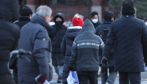 매서운 강추위 속에 두꺼운 복장의 시민들이 횡단보도를 건너고 있다. [사진=연합뉴스]