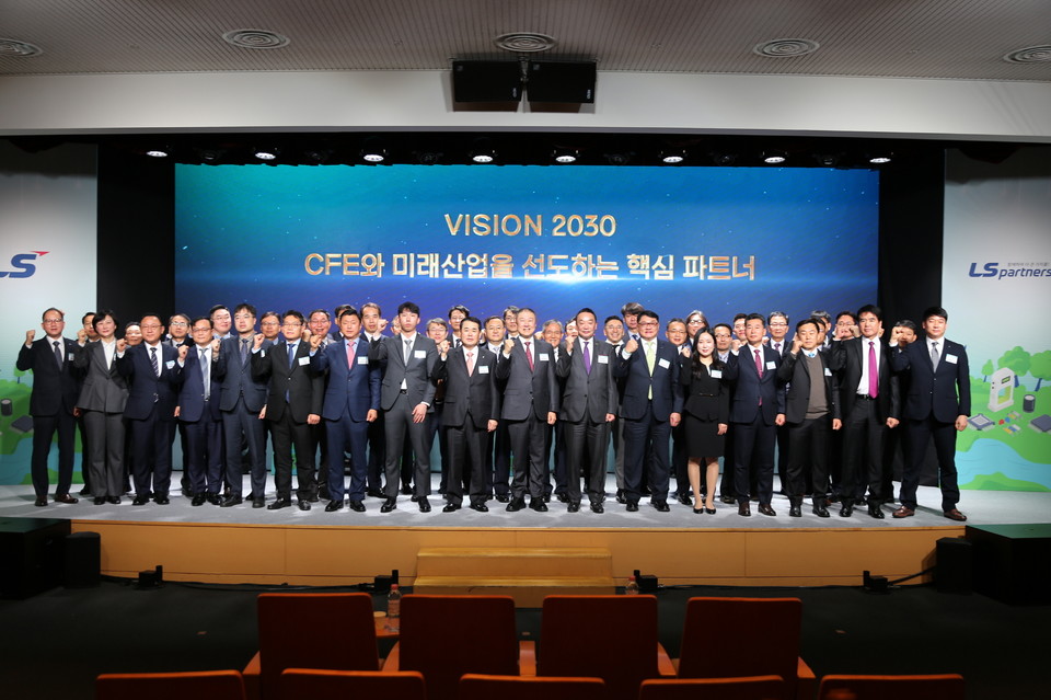 구자은 LS그룹 회장(가운데)이 LS그룹 신년하례 및 비전선포식에서 임직원들과 기념사진을 촬영하고 있다. [사진=LS그룹]