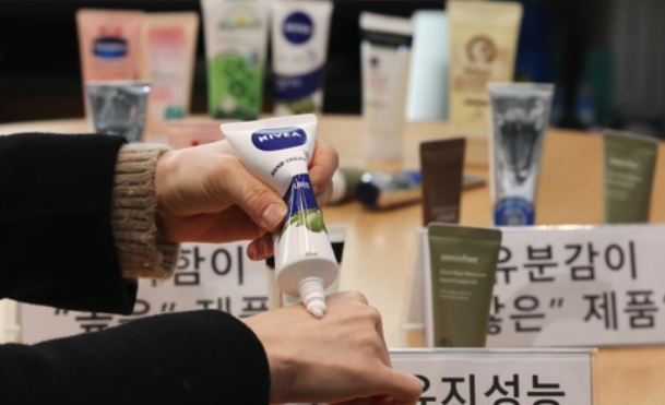 한국소비자원은 지난 2일 오전 세종시 정부세종청사에서 소비자 선호도가 높은 핸드크림 10개 제품을 대상으로 시험·평가한 결과를 설명했다. [사진=연합뉴스]