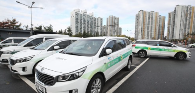국토교통부는 교통약자 특별교통수단의 서비스 수준 개선 등을 골자로 한 ‘교통약자의 이동편의 증진법(교통약자법)’ 시행령 및 시행규칙 개정안을 오는 2월 15일까지 입법예고한다.  사진은 서울 중랑구 공영주차장에 세워진 서울시 장애인 콜택시. [사진=연합뉴스]