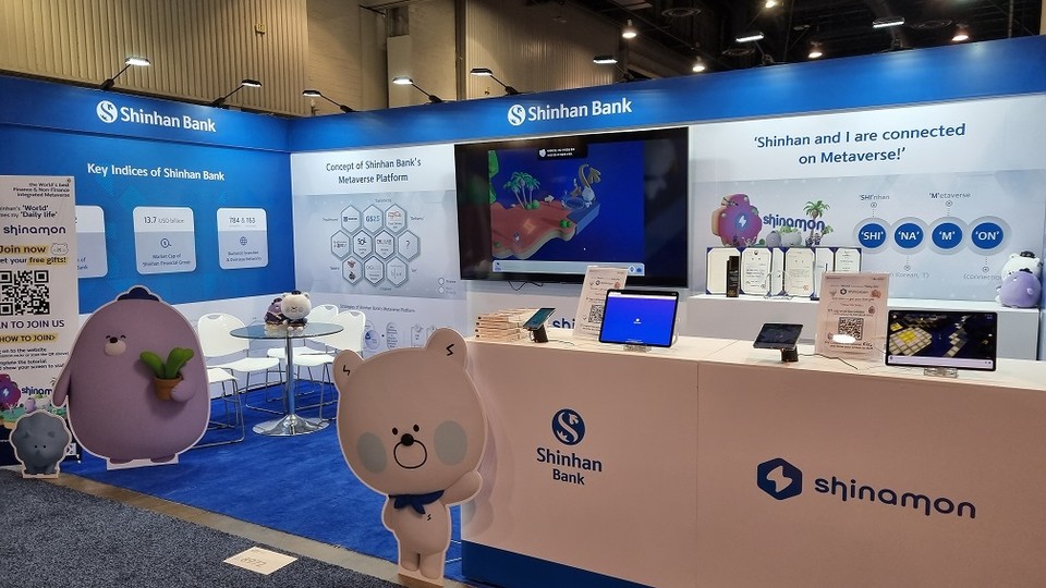 플랫폼 ‘시나몬’을 소개하기 위해 마련된 부스 모습[사진=신한은행]