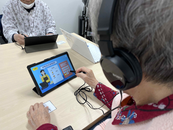 디지털치료기기 개발 기업 로완이 서울디지털재단이 공모한 ‘스마트도시 솔루션 실증지원 사업’에 선정됐다. 로완은 수요기관으로 선정된 노인지원재단의 시립동대문실버케어센터에 디지털 인지훈련 프로그램 ‘슈퍼브레인’을 공급했다. [사진=로완]