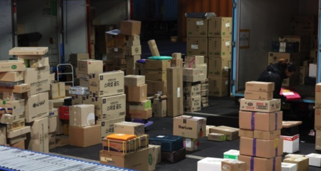 본격적인 설 연휴를 앞두고 서울 한 물류 단지에서 택배 근로자들이 분류 작업을 진행하고 있다. [사진=연합뉴스]