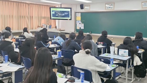 서울시 서초구에 위치한 세화여자중학교 학생들이 금융 교육 강의를 시청하는 모습. [사진=흥국생명]
