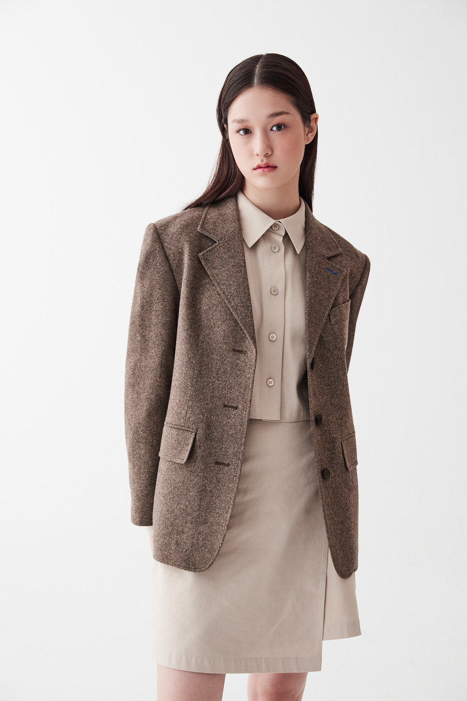 구호플러스는 이번 시즌 대표 룩으로 부드러운 베이지 컬러의 셔츠 드레스에 넉넉한 핏의 브라운 재킷을 걸친 유연한 테일러링 룩을 선보인다. [사진=구호플러스]