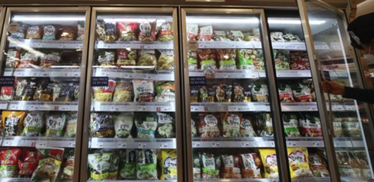 서울의 한 마트에 다양한 냉동식품이 진열되어 있다. [사진=연합뉴스]