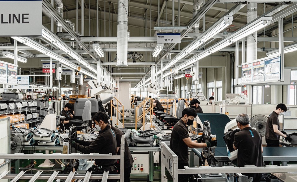 경형SUV ‘캐스퍼’ 차량 전용 시트 조립 라인[사진=대유에이텍]