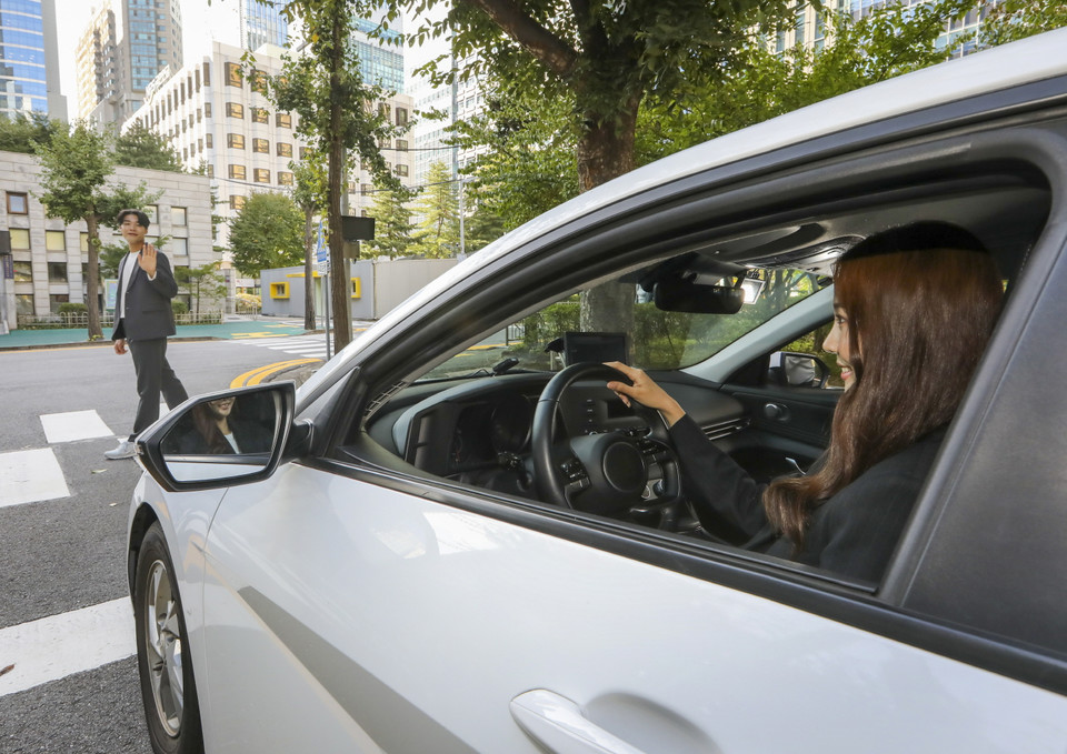 도로교통공단이 개정 도로교통법 시행 전·후 우회전 차량 운전자들의 보행자 보호의무 준수율을 조사한 결과, 시행 전에 비해 준수율이 약 42.4%p 증가하는 등 상당한 의식 개선 효과를 확인했다고 밝혔다. [사진=도로교통공단]