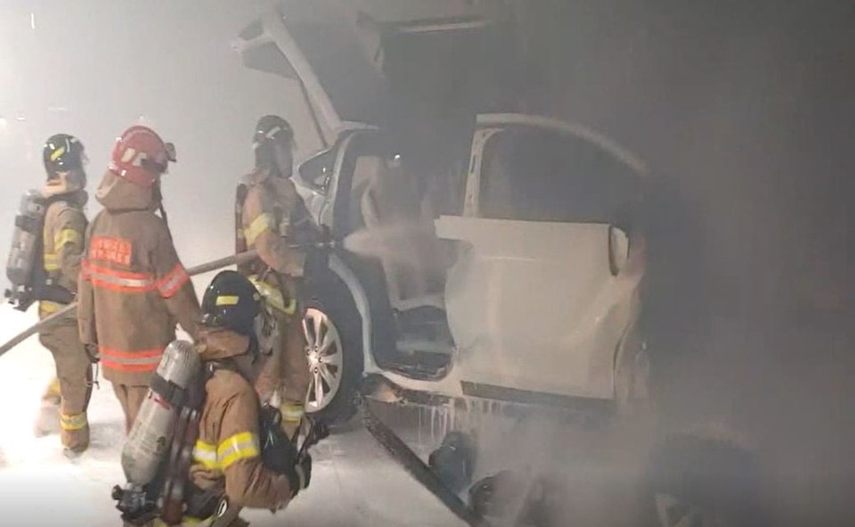 지난 2020년 12월 서울 용산구의 한 아파트 지하주차장에서 난 테슬라 모델X 화재 사건. 당시 운전자는 탈출하지 못해 사망했다. [사진=연합뉴스]