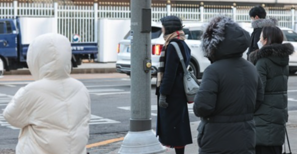 설 연휴 마지막인 24일부터 전국 곳곳에 강추위 예상된다. 한파에 취약한 고령층, 기저질환자, 노숙인, 어린이, 실외작업자 등 우리이웃에 대한 각별한 주의와 따뜻한 관심이 필요한 상황이다. [사진=연합뉴스]