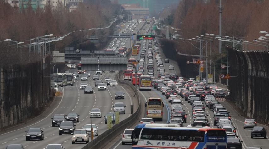 설날인 22일 오전 경부고속도로 서울 잠원IC 부근 하행선에 차들이 줄지어 늘어서 있다.[사진=연합뉴스]