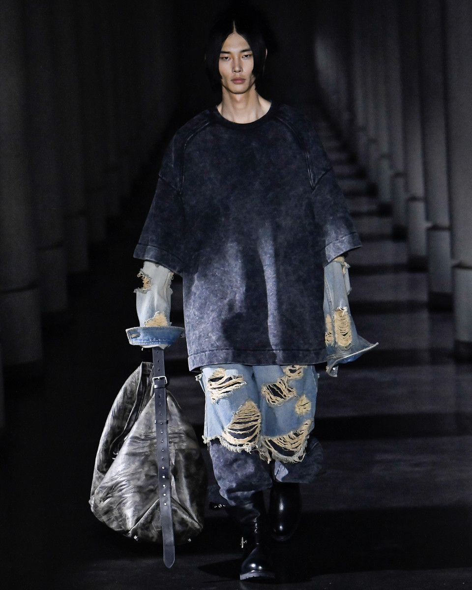 준지(JUUN.J)는 지난 20일 오후 8시 30분 프랑스 파리 아랍세계연구소(Institut du monde arabe)에서 ‘2023 가을겨울 시즌 컬렉션’을 진행했다. [사진=삼성물산]