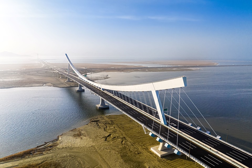 DL이앤씨는 새만금 만경대교(1968m) 구간에 세계 최초의 ‘비대칭 리버스 아치교(총길이 723m)’를 이달 준공했다. [사진=DL이앤씨]