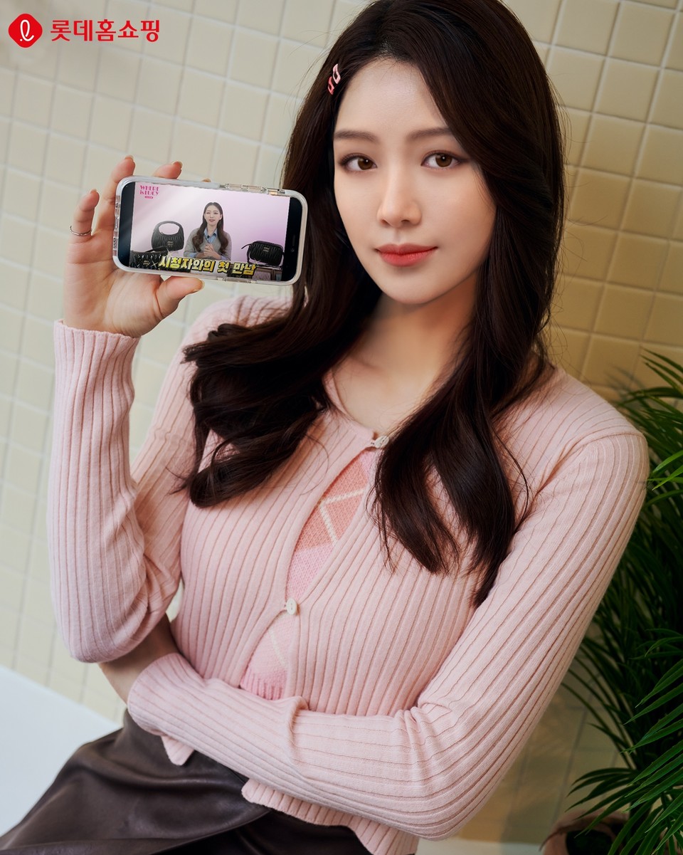 롯데홈쇼핑이 자체 개발한 가상인간 ‘루시’가 오는 31일부터 모바일 생방송을 정기적으로 진행하며 본격적인 쇼호스트 활동에 나선다. [사진=롯데홈쇼핑]