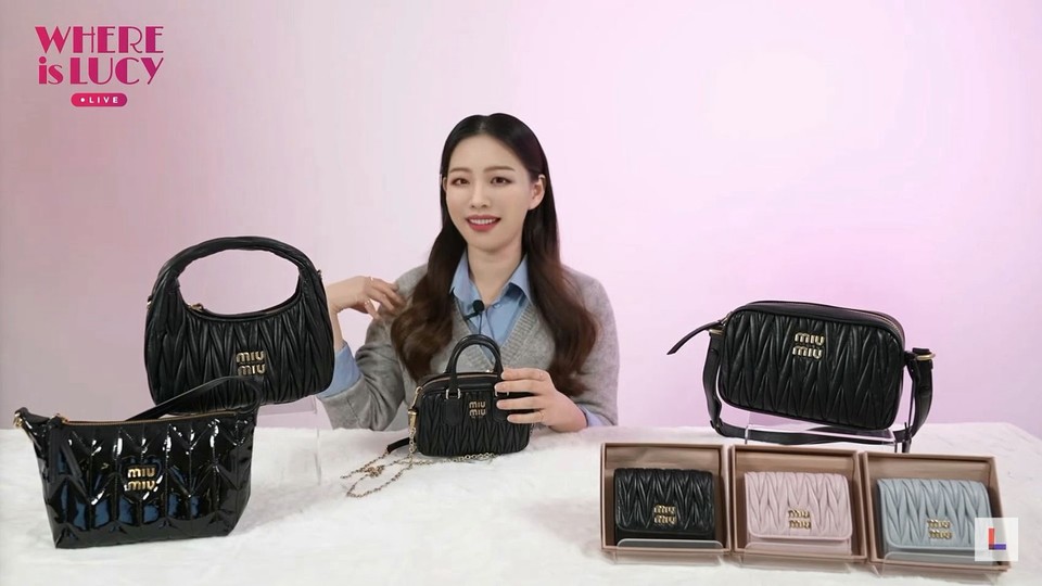 지난달 14일 가상인간 ‘루시’ 라이브 커머스 진행자로 데뷔해 명품 패션 브랜드 ‘미우미우’제품을 25분 만에 완판시켰다. [사진=롯데홈쇼핑]