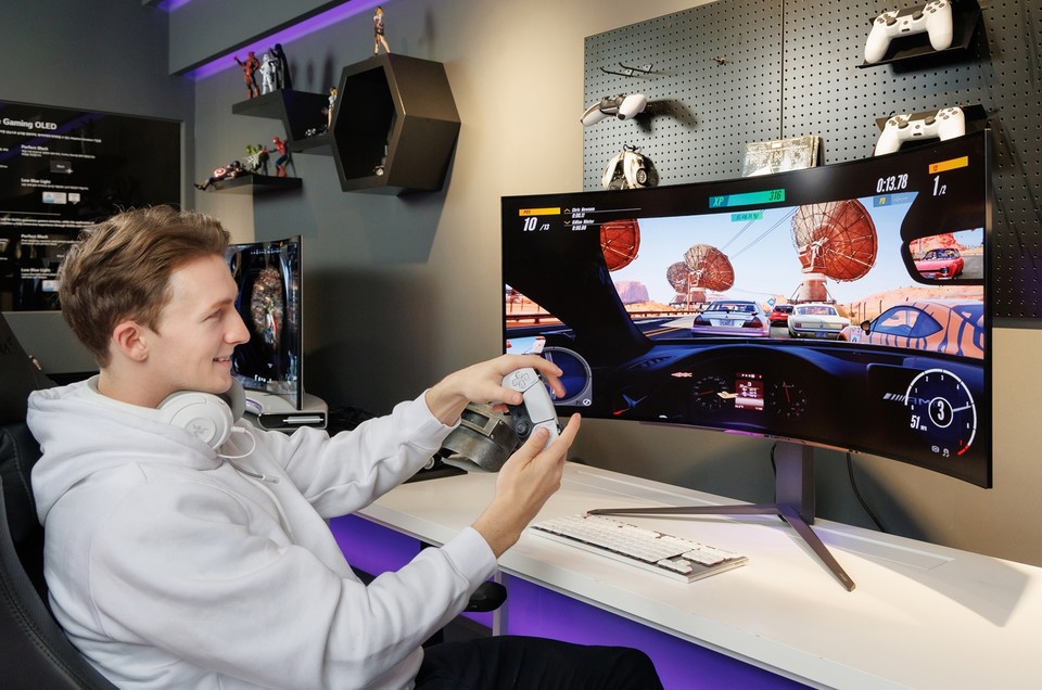 LG디스플레이 게이밍용 45인치 울트라와이드 OLED 패널[사진=LG디스플레이]