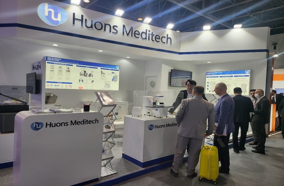 휴온스메디텍은 최근 아랍에미리트 두바이에서 열리는 ‘아랍헬스 2023’ 에 참가했다고 밝혔다. [사진=휴온스]