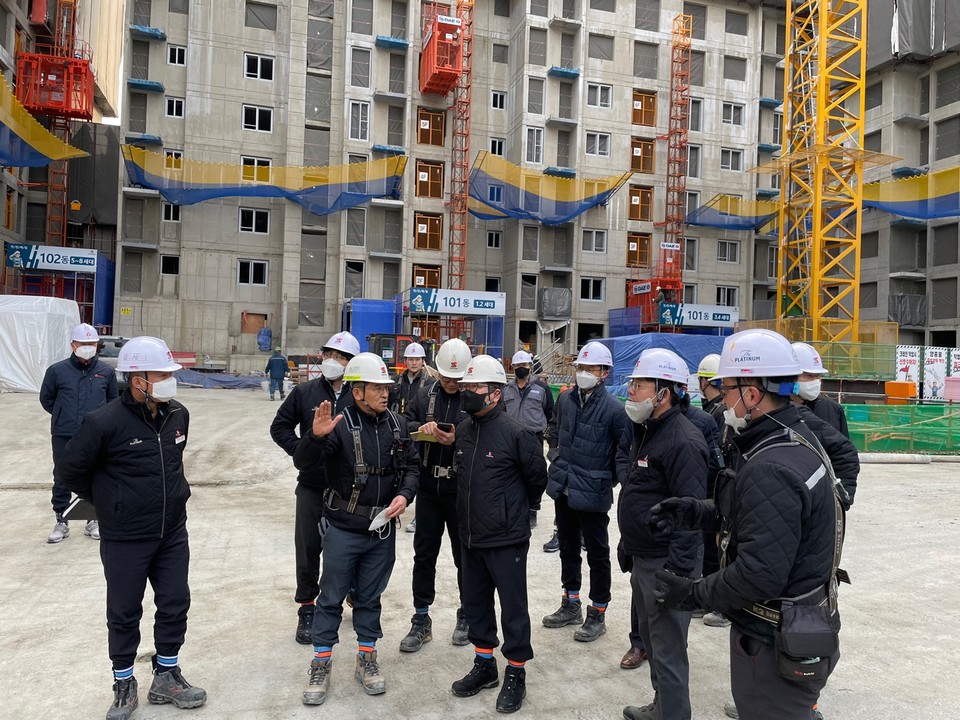 오금 아남 아파트 리모델링 현장을 방문한 쌍용건설 김인수 사장(사진 가운데 검은 마스크 착용) [사진=쌍용건설]