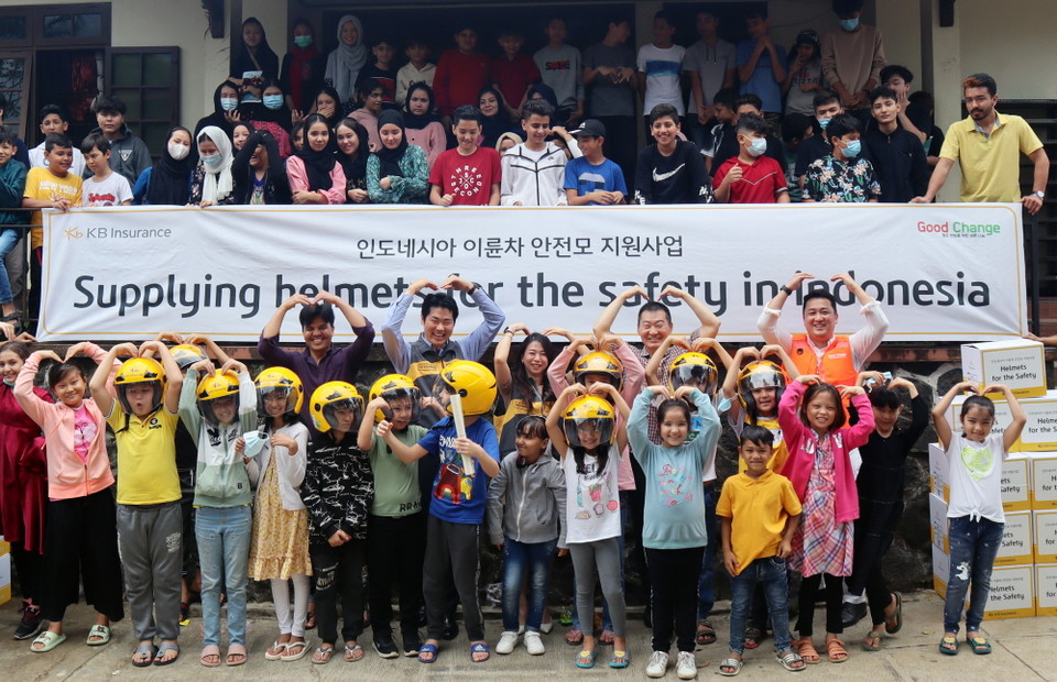 KB손해보험은 지난 6일 인도네시아 보고르 지역에 위치한 RLC 학교에서 인도네시아의 안전한 이륜차 교통환경 조성을 위한 ‘안전모 전달식’을 진행했다. [사진=KB손해보험]