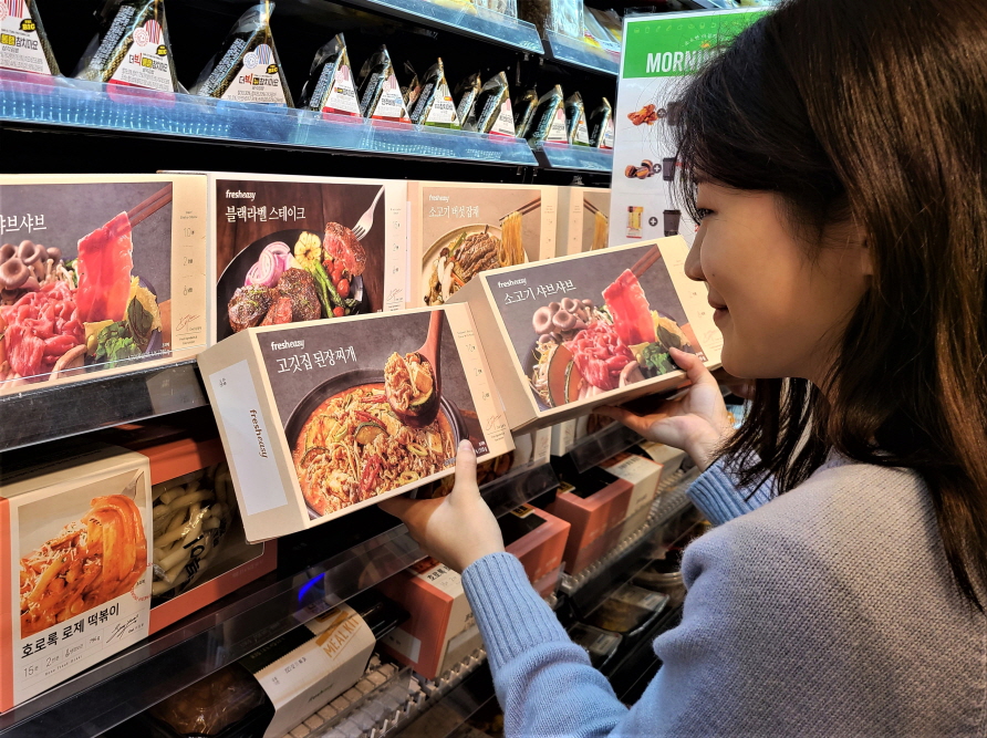 성수동에 위치한 이마트24 매장에서 고객이 밀키트 상품을 살펴보고 있다. (사진=이마트24 제공)