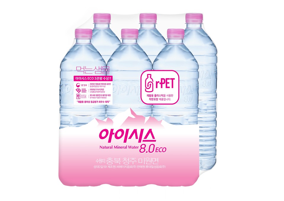 롯데칠성음료는 2월부터 환경 친화적으로 rPET(recycled PET, 재활용 페트) ‘아이시스8.0 ECO’ 1.5L를 선보인다. [사진=롯데칠성음료]
