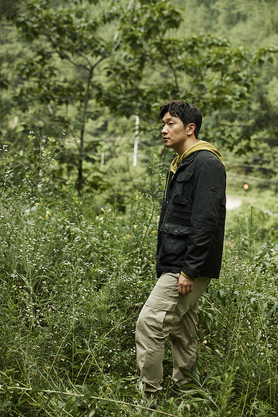 남성복 브랜드 ‘시리즈’의 피그코팅 워싱 옵스쿠라는 마이크로 패턴에 피그다잉이 더해진 야상점퍼로 가벼운 착용감을 자랑한다. [사진=코오롱FnC]