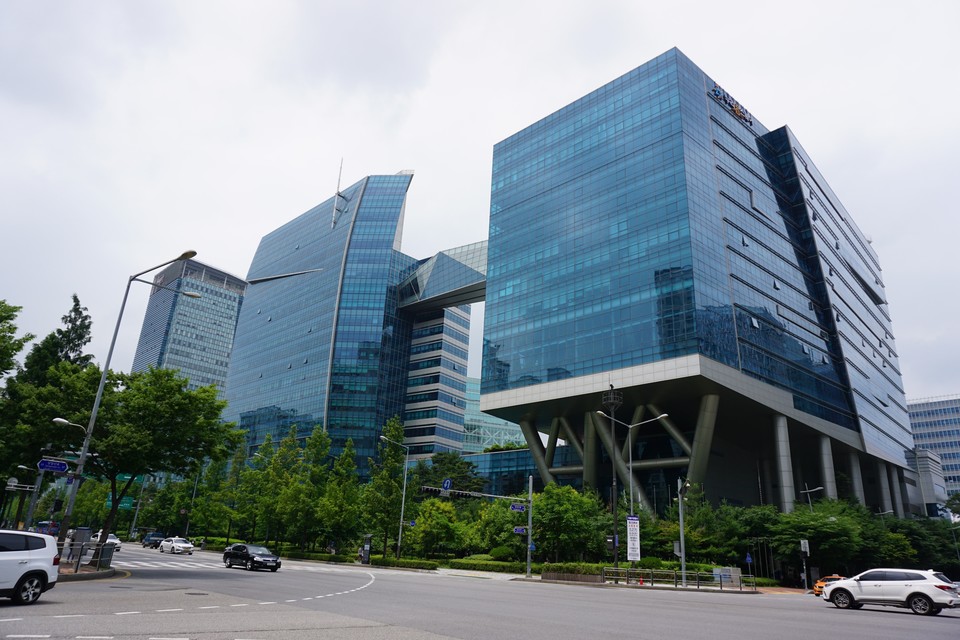 그라비티는 15일 2022년 잠정 연결 매출 및 영업이익을 공시했다. 해당 내용에 따르면 매출은 4640억원으로 2021년(4139억원) 대비 12.1% 증가했으며, 영업이익 역시 1050억원으로 전년(967억원) 대비 8.6% 증가한 수치를 기록했다.  그라비티 사옥 [사진=그라비티]