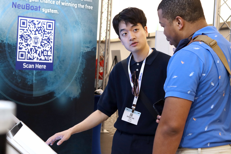 HD현대의 선박 자율운항 전문 회사인 아비커스가 미국 마이애미 국제 보트쇼에 참가, 전시부스에서 관람객을 대상으로 레저보트 자율운항 솔루션 ‘뉴보트(NeuBoat)’를 소개하고 있다. [사진=HD현대]