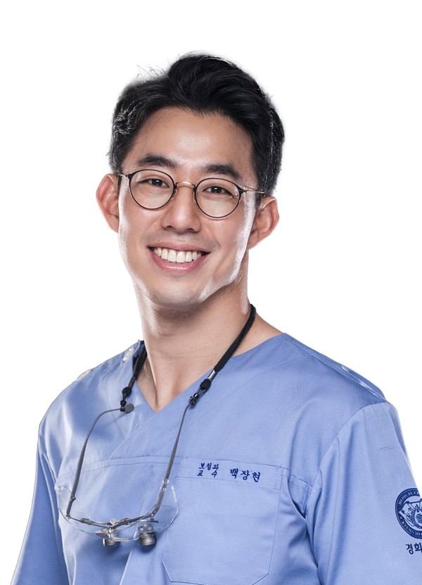 경희대학교치과병원 보철과 백장현 교수가 고혈압·당뇨·골다공증 환자들의 임플란트 전 유의사항을 안내했다. [사진=경희의료원] 