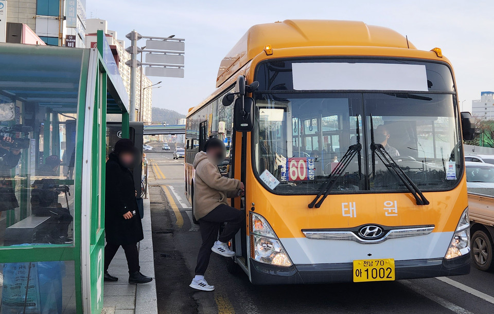지난 14일 촬영된 목포에서 운행하는 시내버스. 조오섭 의원은 이번 버스 운전자 보호법을 대표발의해 수도권 외에도 전국에서 운행하고 있는 버스에 운전자 보호용 격벽을 설치하고자 한다. [사진=연합뉴스]