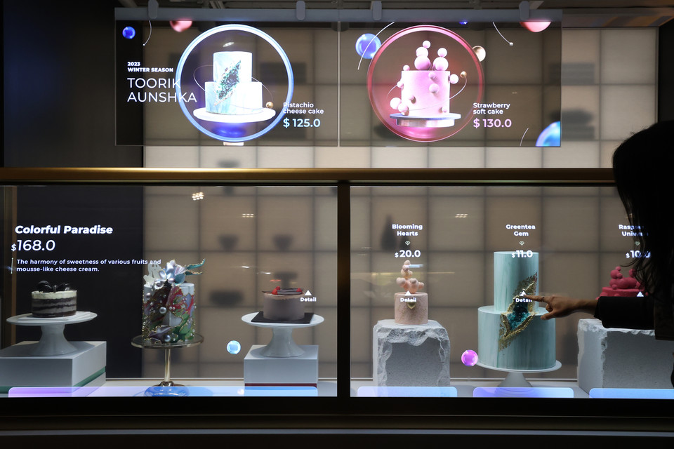 LG디스플레이는 지난해 12월  22일 오전 서울 종로구 세종문화회관에서 '투명한 미래전'을 열고 투명 OLED가 바꿀 도시, 산업, 예술을 선보였다. [사진=연합뉴스]