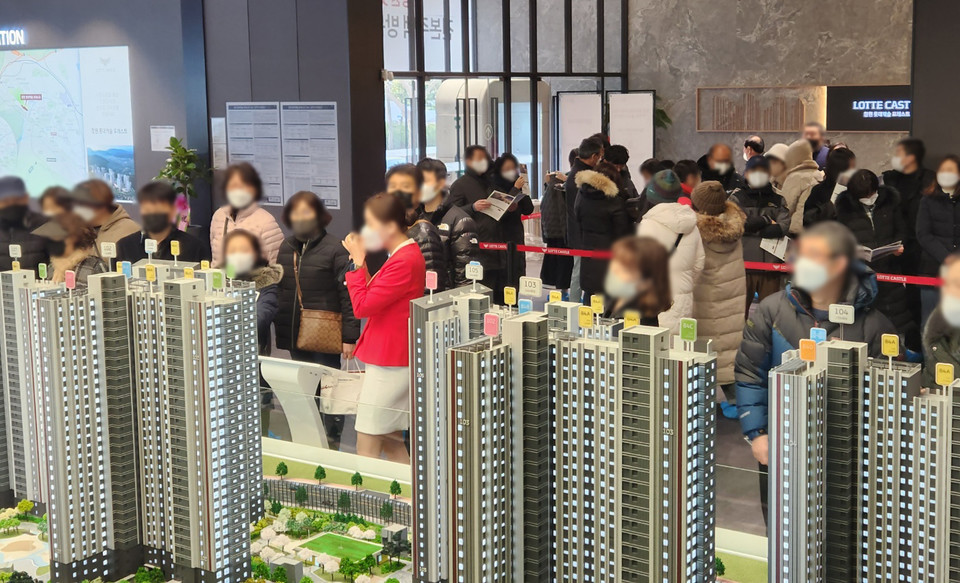 높은 경쟁률을 보이며 완판을 기록한 ‘창원 롯데캐슬 포레스트’ 견본주택을 둘러보고 있는 고객들 [사진=롯데건설]