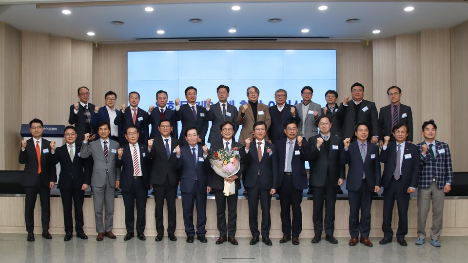 21일 한국제약바이오협회 정기총회 직후 열린 원희목 한국제약바이오협회 회장 이임식에서 참석자들이 기념촬영을 하고 있다. [사진=한국제약바이오협회] 
